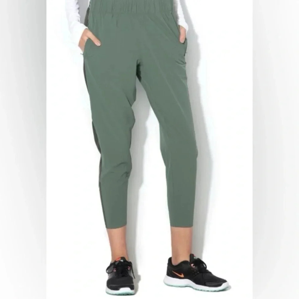 Nike Essential  7/8 Dri-Fit Pants in two-tone green size XS